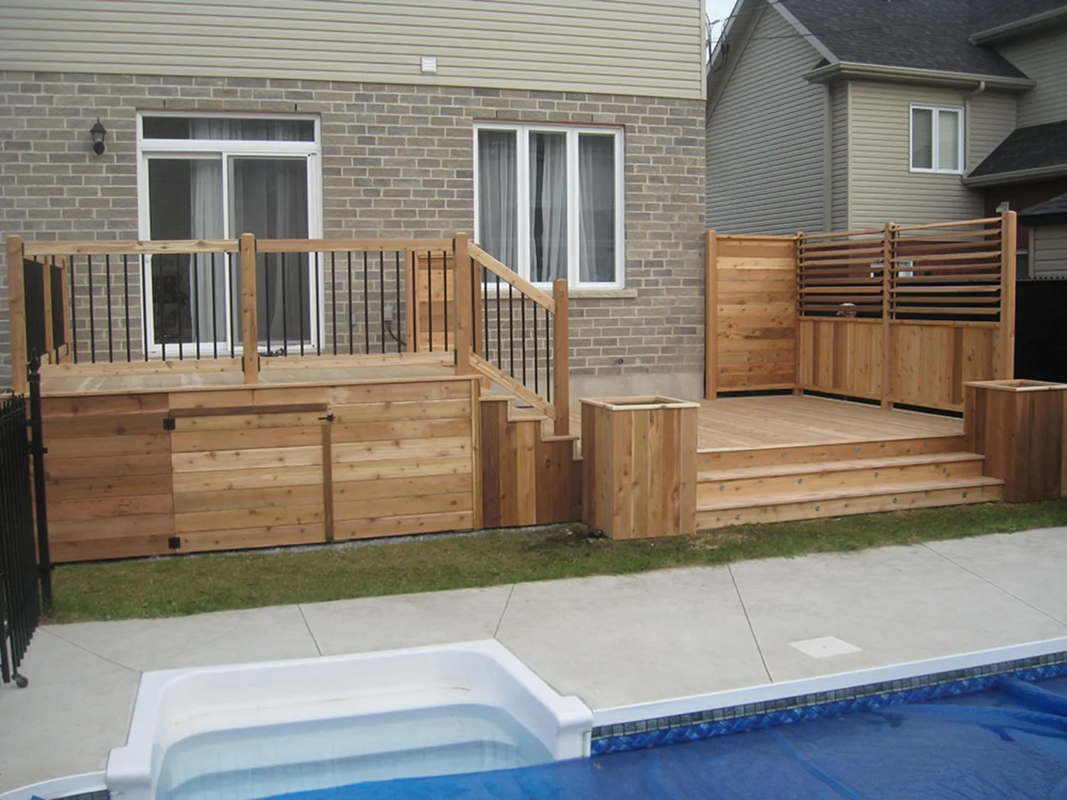 Patio en cèdre réalisé par Caravelle