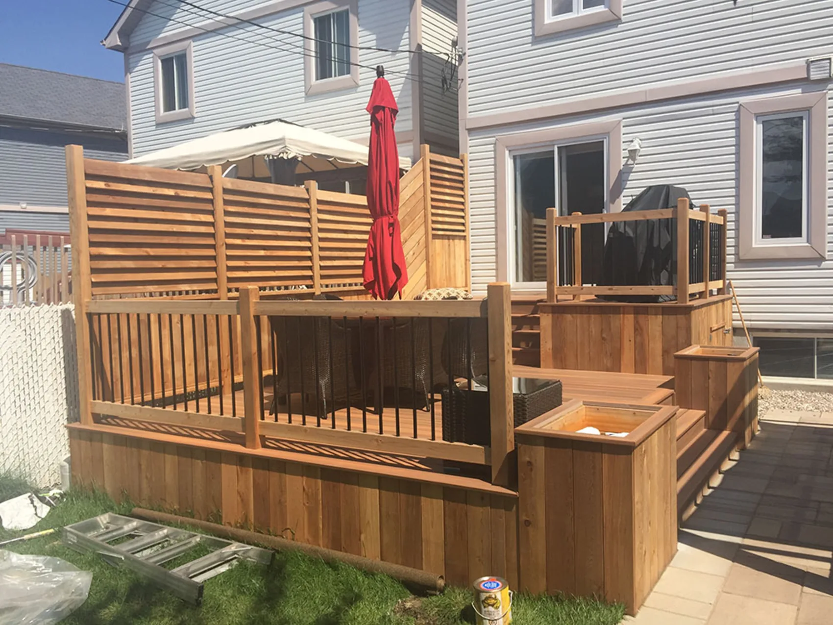 Patio en cèdre sur mesure réalisé par Patio et Clôture Caravelle